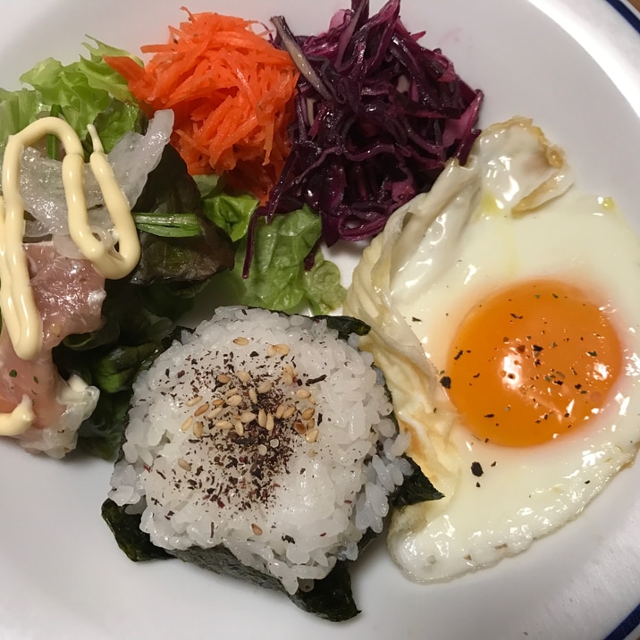 ゆかり白ごまおむすびと目玉焼きの朝ごはん